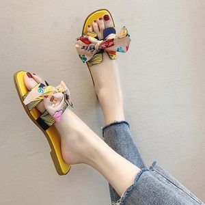 2021 Sommar Kvinnor Skor Ny Koreansk version Outer Wear Flat Slippers Kvinnors Fashion Bow Flat Heel Slipper Toe Sandaler