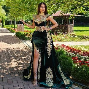 Dubai Dark Elegant Green Veet Evening Dresses avtagbar kjol Arabisk sida delad sjöjungfrun promklänningar applikationer guld spetsar hög hals algerisk marockansk kaftan outfit