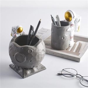 Nordic Figurine Astronaut Ornament Resin Crafts Pen Holder Home Decoration Accessories Writing Desk Bedroom Decor Gifts 211108