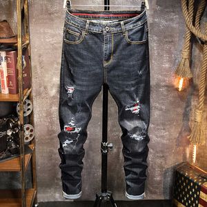 Spring Mäns Ripped Jeans Fashion Patch Märke Patch Denim Trousers Manlig Slim-Fit Små Fötter Sträcka Straight-Benbyxor 210531