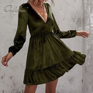 Vår Höst Kvinnor Kort Sexig Velvet Långärmad Djup V Nacke Ruffle Solid Vintage Party Mini Dress 210415