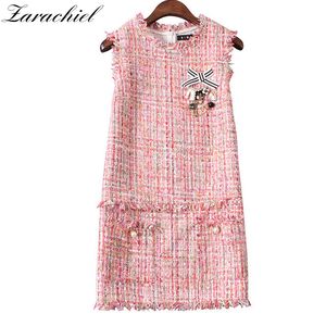 Europa pequena senhoras fragrantes mulheres inverno luxuoso beading apliques rosa tweed lã sem mangas vestido mini vestido 210416