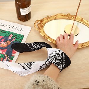 Hot Selling Ins Style 12st Cotton Printed Hip-Hop Handkerchief Mode Multi Färger Mask Huvudhandduk Servetter för Utomhus Sport Handkerchiefs Anpassad