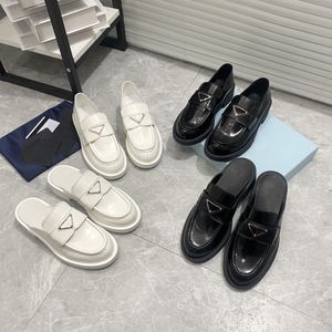 2022Top Kalite Klasik Platformu Rahat Ayakkabılar Hakiki Deri Kalın Tabanlar Düz Lüks Tasarımcı Moda Kadınlar Düşük Top 100% Metal Toka Siyah Beyaz Boyutu 35-40 Kutusu