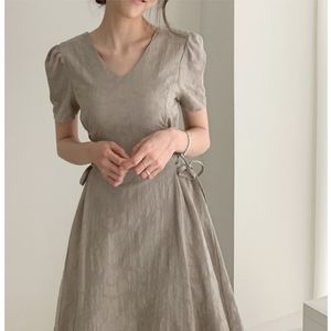 夏の女性の堅いドレスフランスパターンのVネックスリムウエスト側ストラップと長袖のドレスエレガントパーティードレス210422