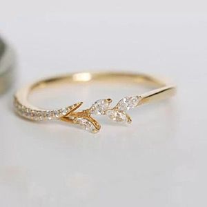 Mode Blommor Ring Plating Rose Gold Silver Color Micro Cubic Zirconia Tail Wedding Bands Women's Accessories Smycken Gift