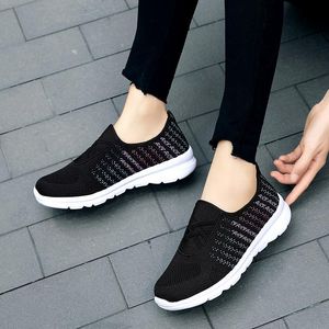 Partihandel Kvinnors Casual Fashion Running Skor Sneakers Blå Svart Grå Simple Daily Mesh Kvinna Trainers Utomhus Jogging Walking Storlek 36-40