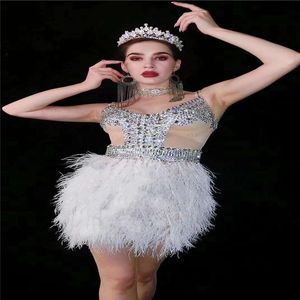 Party-Dekoration V8 Damen-Abendkleid mit Strasssteinen, sexy ärmelloser weißer Federrock, Stretch-Disco-Kristall-Outfit, glitzernde Diamanten tragen