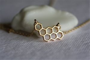 30st Gold Silver Silver Honey Comb Bee Hive Necklace Söt honungskaka bikupa halsband Hexagon Charm Pendant Chain Halsband smycken för kvinnliga damer flicka