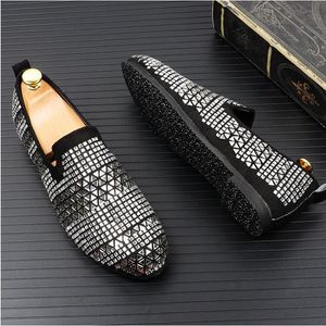 Novo Clássico Negócios Diamante Rhinestone Homens Mocassins Marca Rebites de Rebites Sapatos Deslize em Sapatos de Casamento De Posty Party Slippers