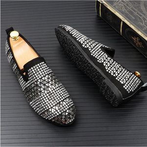 Nowy Classic Business Diamond Rhinestone Mężczyźni Mokasyny Marka Nity Buty Slip On Siate Toe Party Pappers Wedding Buty Ślubne