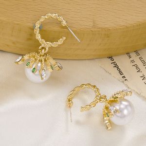 Perlen Smaragd Ohrringe großhandel-Ohrstecker S925 Silbernadel Smaragdgericht Pearl Japanische und koreanische Nische Design Mode C förmig