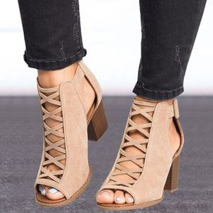 2021 Kvinnor Square Heel Sandaler Peep Toe Hollow Out Chunky Gladiator Sandaler med rem Svart Vår Sommarskor HVT791 K78