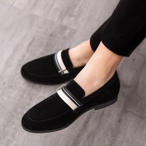 2021 Promotion New spring Men Velvet Loafers Party wedding Shoes Europe Style red/black/green Velvet Slippers Driving moccasins