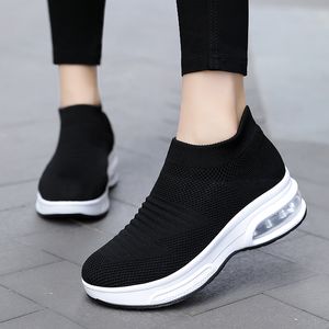 Toptan 2021 En Kaliteli Kapalı Erkek Kadın Spor Koşu Ayakkabıları Örgü Nefes Çorap Koşucular Mor Pembe Açık Sneakers Boyutu 36-45 WY32-A12