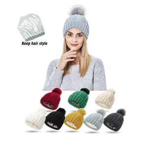 Basker vinter faux päls pom högkvalitativ kabel stickad solid varm flickor silkesatin fodrad hatt cap baseball beanie för kvinnor