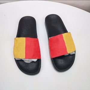 108kw senaste högkvalitativa män design kvinnor flip flops tofflor mode läder glidor sandaler damer casual skor