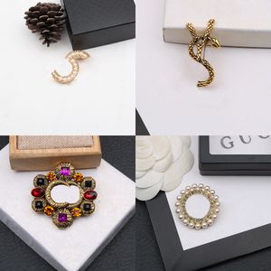 22ss color K Gold Plated Copper Alloy Letters Brooches Small Sweet Wind Women Luxury Brand Designer Crystal Rhinestone Pearl Pins Metal Jewelry Accessories