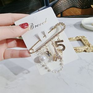 2021 Tendência de produto Moda Personalidade All-Match 14k Cadeia de Ouro Diamante Pérola Broche Prenda requintado de alta qualidade para as mulheres