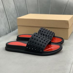 Man Classic Spike tofflor Flat Spikes Slide Sandal Mens Thick Rubber Sole Sole Slipper Studs Slides Platform Mules For Men Summer Casual Fashion