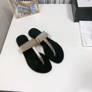 Thong Sandals 2021 Lyxig designer Flip Flops Läder Tofflor Sommar Kvinnor Svart Slide Skor Mode Utomhus Slides