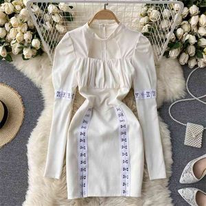 Spring Fashion Vestidos Kvinna Hollow Round Neck Puff Sleeve Pleated Slim Mini Dress With Button Bag Hip GK040 210506