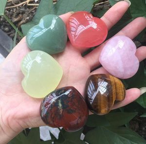 Naturalny Kryształowy Krótki Kamień Kamień Party Favor Różowy Rzeźbione Palm Love Healing Gemstone Rękodzieło Desktop Dekoracje Ozdoby SN5375