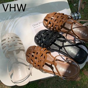 Frauen Wohnungen Sandalen 2021 Sommer Casual Kreuz Weben Geschlossene Runde Kappe Leder Schuhe Vintage-Mode Braun Weibliche Casual Schuhe