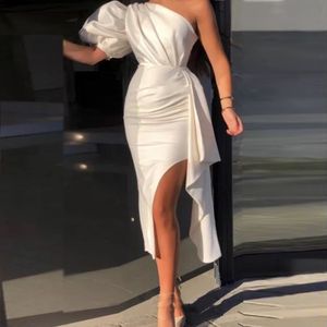 Enkel vit kort sheath prom klänningar sexig sida slits satin cocktail party klänning för sommaren en axel te längd speciella tillfällen klänningar vestidos de festa 2021