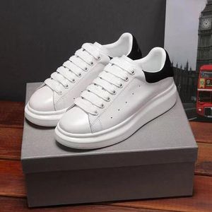 Designer Uomo Scarpe con plateau Sneakers Scarpe eleganti fatte a mano in pelle opaca di alta qualità Chaussures Scarpe da donna Scarpe in velluto grigio Scarpe comode