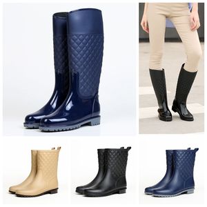 PVC Kadınlar Yağmur Botları Uzun Boylu Elmas Şeklinde Kafes Su Geçirmez Su Ayakkabı Kaymaz Klasikler Yay Flats Yağmur Geçirmez Orta Tüp Yağmurlu Boot Kalınlaşmış Rainboots