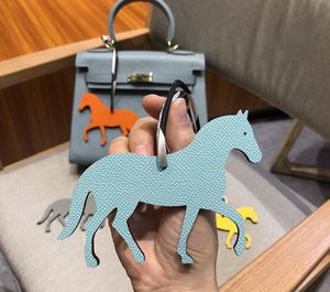 NOWOŚĆ 23SS Anime Smycz dla kobiet 2 kolorowy koni projektant howę w torbie akcesoria Kluczowe łańcuchy damskie