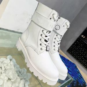 2022 Luxury Designer Leather Women Boots Martin Desert Boot Flamingos Love Arrow Medal Real Leathers grova vinterdesigners skor med l￥da storlek 35-41