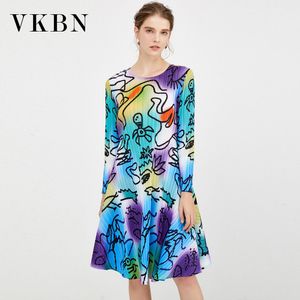 VKBN Summer Dress Manga Longa Impressão Elástica Elegante Vestido Dobra Resumo Criativo O Pescoço Vestidos de Fiesta 210507