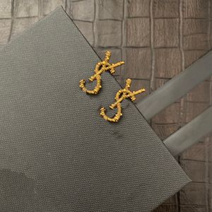 Stud 18k Altın Kaplama Avusturya Kristal Mektup Kadınlar için Küpeler Avrupa ve ABD Popüler Basit Tasarımcı Küpeler Düğün Gelin Takı Hediyesi