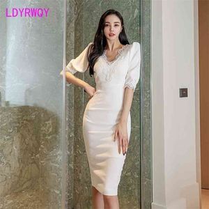 LDYRWQY Lato Styl Koreański Moda Panie Temperament V-Neck Koronkowy Rękaw Puff Rękaw Slim Fit Hip Dress 210416