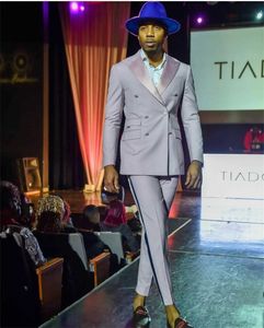 灰色の男性スーツピンクのピークラペルコスチュームホムの新郎の服装タキシード結婚式のTerno Masculinoスリムフィット2個のBlazer（ジャケット+パンツ）x0909