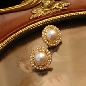 Brincos redondos grandes de pérolas de ouro novo design clássico vintage palácio sentido porta estilo pérolas grandes clipes de orelha para mulheres