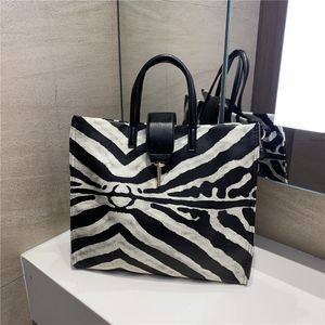 Büyük Hacimli Tote Çanta Siyah ve Beyaz Zebra Baskı Omuz Çantası Kadınlar Için Moda Retro Tasarım Popüler Yaz Çanta