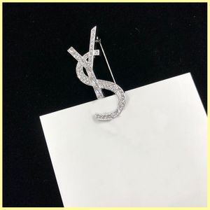 Fashion Luxury Designer Men Women Pins Brooches Diamond Silver Letter Brooch Pin For Suit Dress Party Letters Y Brooches 21091502R