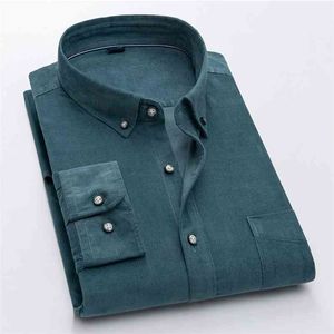 Mäns Button-Down Långärmad Vintage Corduroy Shirt Single Patch Pocket Standard-Fit Höst Bekväm Bomull Casual Shirts 210721
