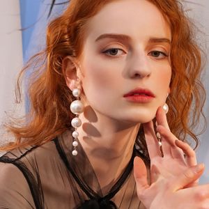 Trendig elegant skapad stor simulerad pärla långa dangle örhängen pärlor sträng uttalande klipp på kvinnor bröllopsfestgåva