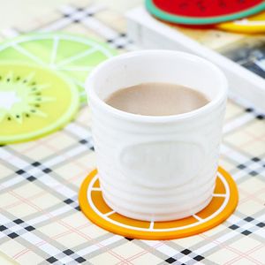 Silicone cute fruta copos coaster frutas padrão garrafas de água esteira colorida rodada copo almofada titular limão laranja drinkware pads llf8601