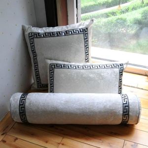 Lyx Fashion Pillow Case Light Grey Velvet Material och Svart Geometrisk Broderi Mönster European Style Pillowcase Kuddehölje 3 Storlekar