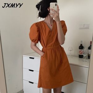 أزياء منتجات جديدة، مزاجه عارضة، الحد من العمر الخامس الرقبة فستان نفخة قصيرة الأكمام في لونين JXMYY 210412