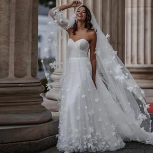 2022 Vit Tulle En Linje Bröllopsklänning Strapless Plus Storlek 3D Blommor Blommor Sweep Train Bohemian Beach Bridal Party Dresses Robe de Marriage