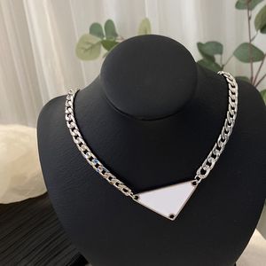 Metall Triangle Brev Kort Halsband Kvinnor Brev Clavicle Chain Neckalces Vit Svart Mode Smycken Tillbehör