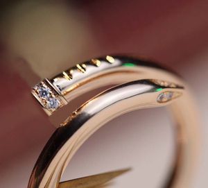 2022 V Guldkvalitet Punk Charm Band Ring med diamant i två färger pläterade kvinnor och man bröllop smycken gåva har stämpel normal låda förpackning PS3055A