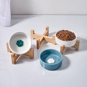 木製の棚とセラミック板の子犬の餌付け用品の猫のボールのフィーダーペットボウル