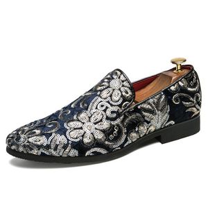 Mocassini formali da uomo Scarpe da ufficio per ragazzi Scarpe casual in pelle Coiffeur da uomo Classico abito da sposa nero Sepatu Slip On Taglie forti